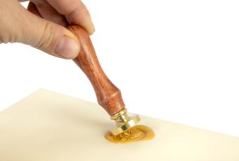 Waszegel met bij en houten handvat